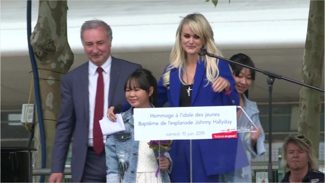 VOICI Laeticia Hallyday retrouve le sourire avec ses amis après son hommage poignant à Johnny