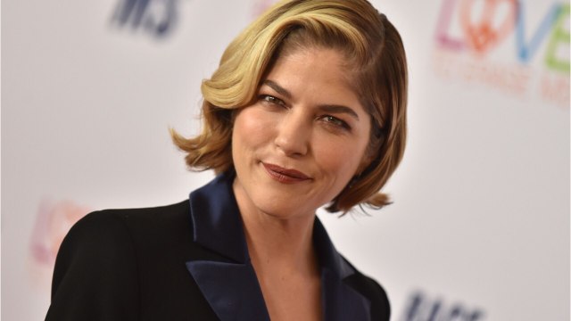 VOICI - Selma Blair atteinte de sclérose en plaques : le beau geste de son amie Sarah Michelle Gellar