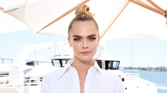 VOICI - PHOTOS Cara Delevingne entièrement nue, elle offre une vue imprenable sur ses fesses