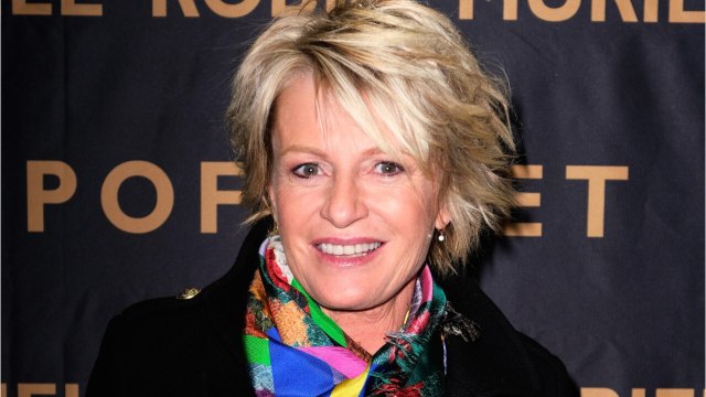 Sophie Davant ose une combinaison décolletée et se fait insulter sur Instagram