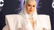 Christina Aguilera incendiaire avec son généreux décolleté