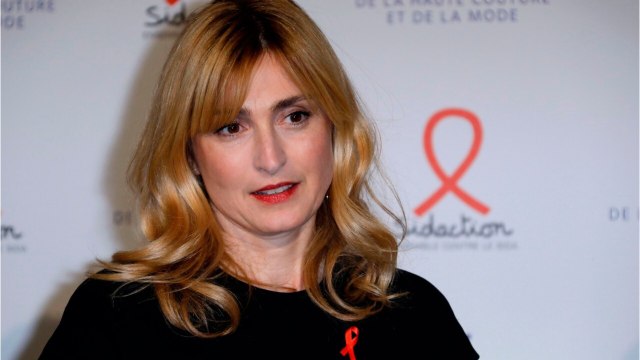 VOICI Julie Gayet « hors d’elle : son SMS très remonté à Brigitte Macron