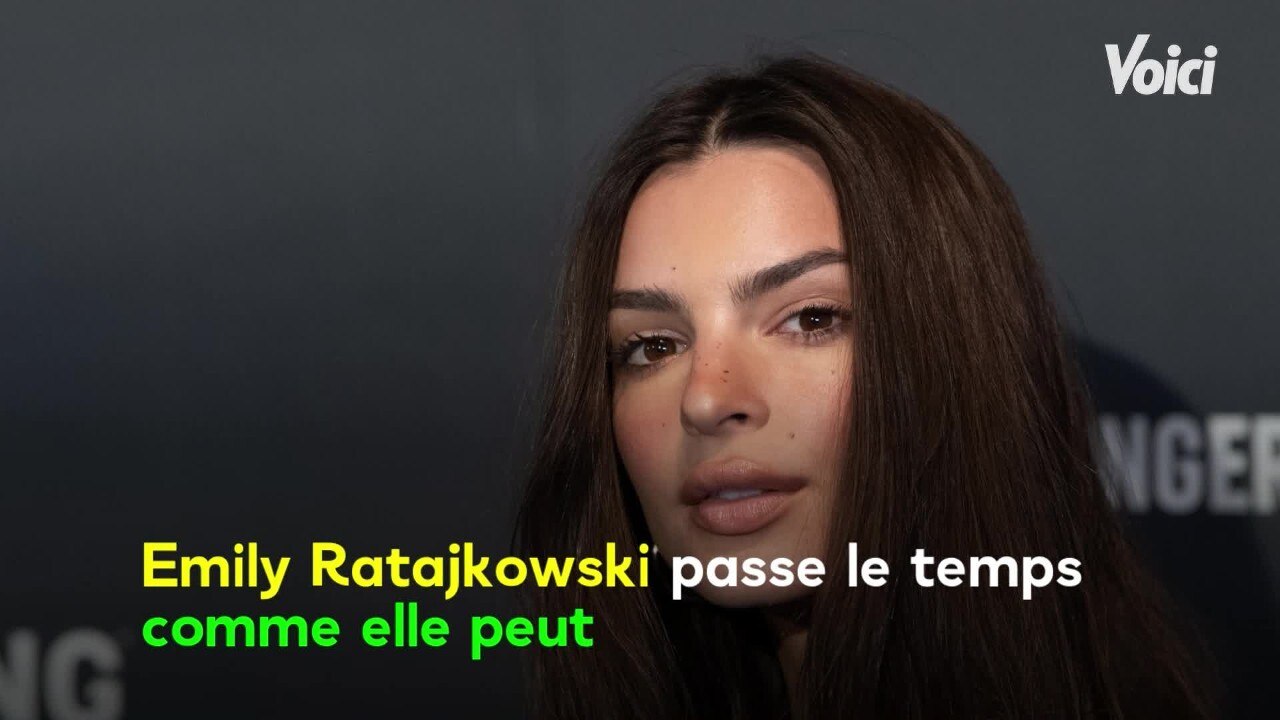 VOICI - Emily Ratajkowski confinée : la bombe trinque en petite tenue