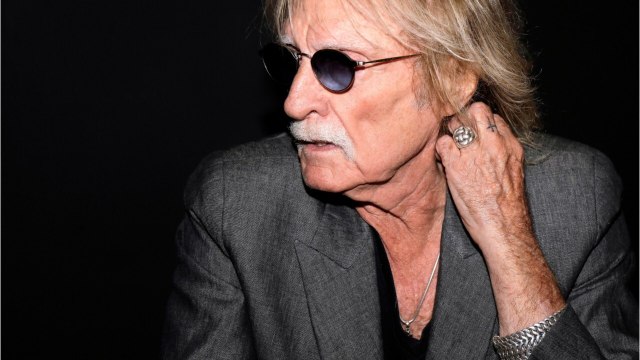 VOICI Christophe testé positif au coronavirus : le chanteur hospitalisé en réanimation