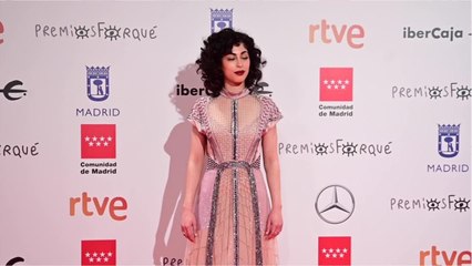 VOICI  Elite saison 3 : les looks beauté de Mina El Hammani (Nadia) dans la vraie vie