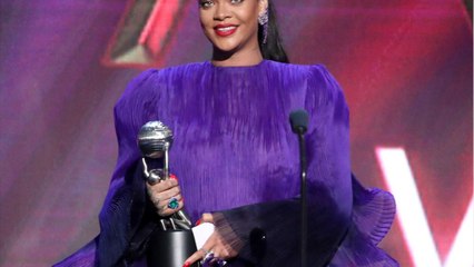 VOICI Rihanna en colère contre ses fans alors qu'elle « essaie de sauver le monde "