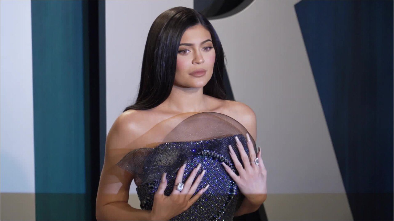 VOICI Kylie Jenner : son crop top hyper tendance coûte moins de 25 € !