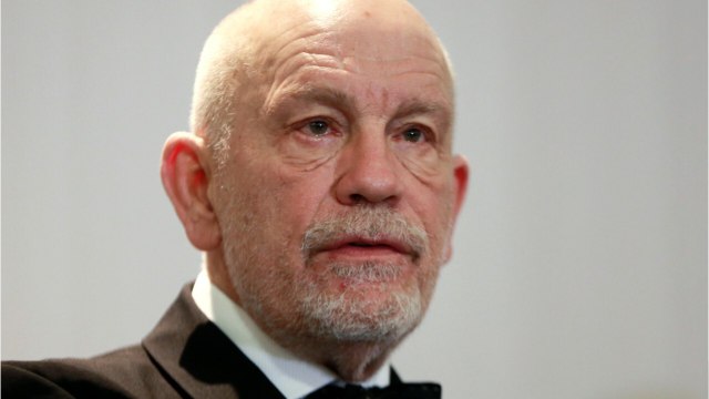 VOICI John Malkovich : son incroyable nuit avec Gérard Depardieu à la recherche de la maison de Johnny Hallyday