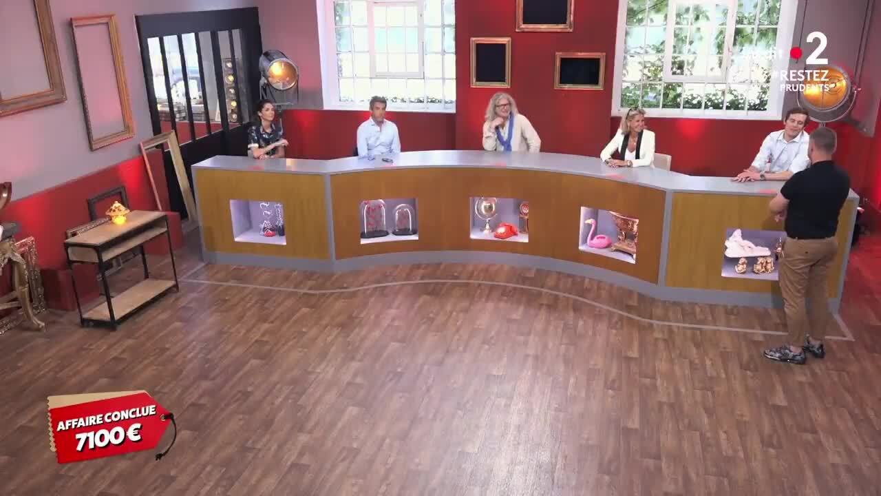 VOICI - VIDEO Affaire conclue : un vendeur fond en larmes, Sophie Davant ne peut pas le consoler