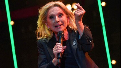 VOICI Véronique Sanson : ce jour où la chanteuse a été recherchée par Interpol