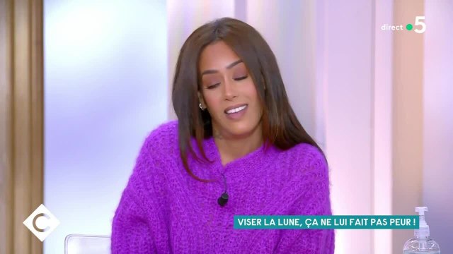VOICI - C à vous : Amel Bent révèle ce conseil prodigué par Charles Aznavour qui la réveille la nuit