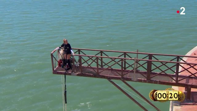 VOICI - Amandine Petit prise de panique dans Fort Boyard