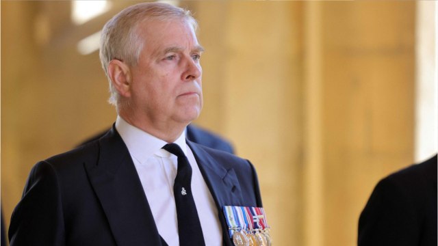 VOICI : Prince Andrew accusé d'avoir détourné de l'argent : ses filles Eugenie et Beatrice impliquées ?