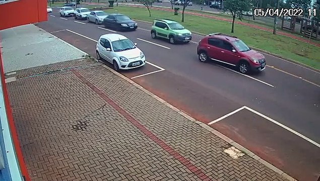 Veja imagens: Colisão de trânsito envolve três veículos na Av. Tancredo Neves