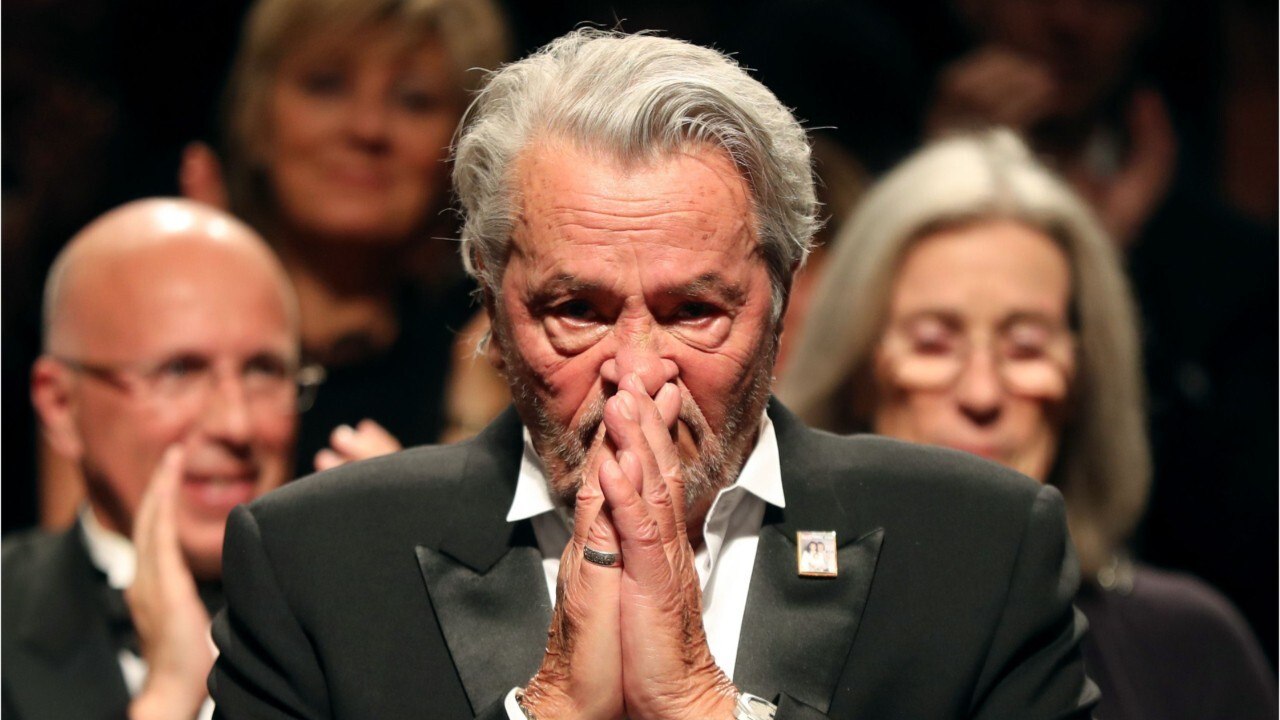 FEMME ACTUELLE - Bernard Tapie : Alain Delon évoque sa "peine atroce" après la mort de l'homme d'affaires