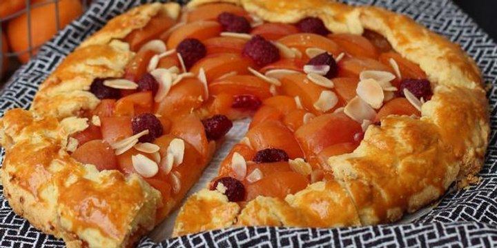 Tarte rustique aux abricots et aux framboises en vidéo