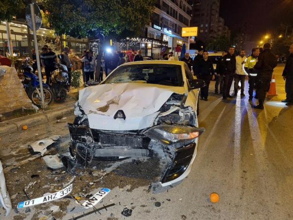 SÜRATLİ SÜRÜCÜ 1 MOTOKURYE İLE 6 ARACA ÇARPTI: 1 AĞIR YARALI