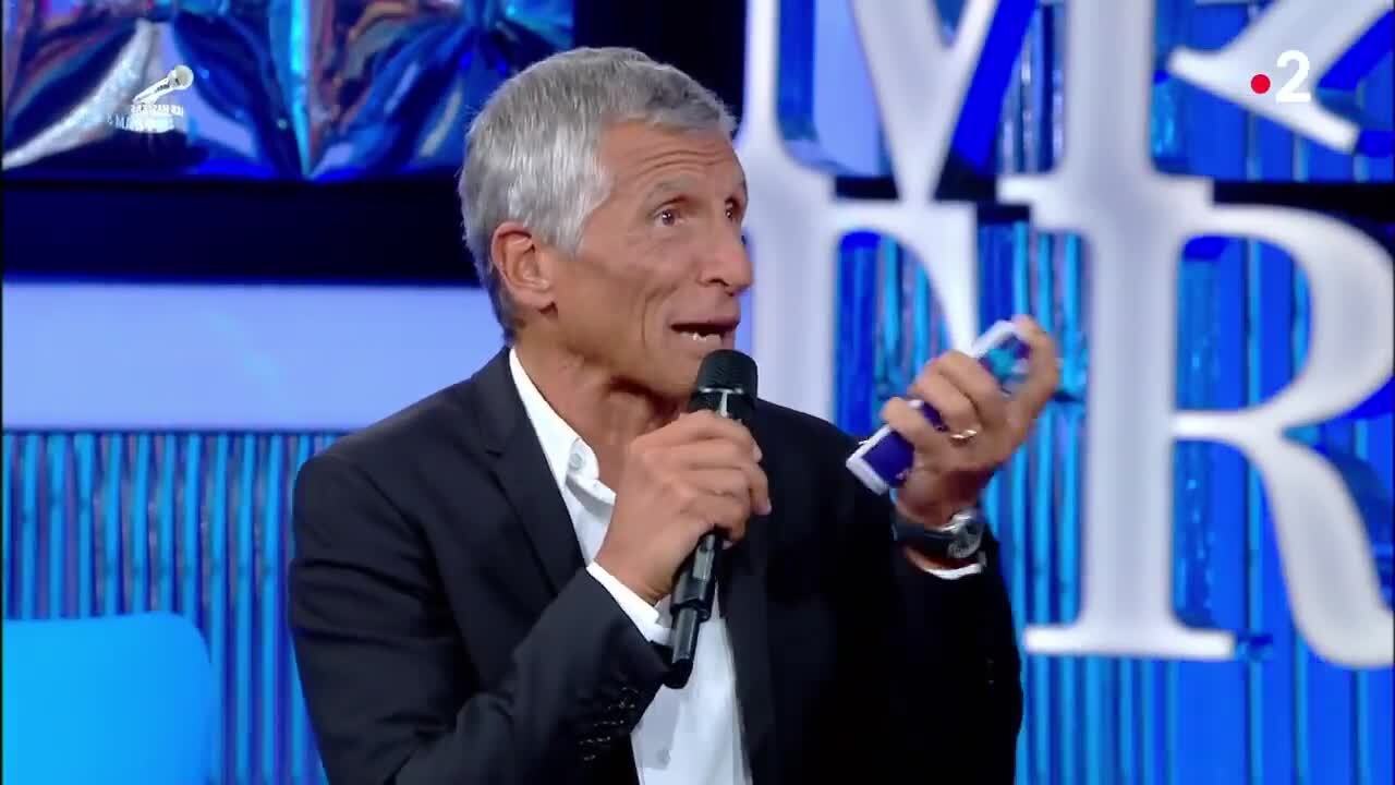 FEMME ACTUELLE - N’oubliez pas les paroles : Nagui appelle un célèbre chanteur en pleine émission pour vérifier des paroles