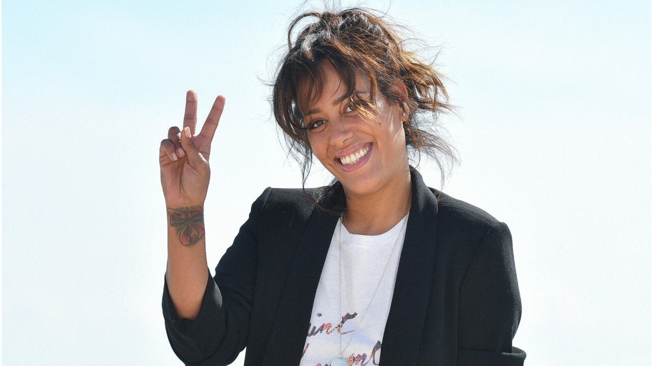 FEMME ACTUELLE - Amel Bent agacée par les critiques sur son poids : "C'est vrai, on dirait que j'ai perdu 20 kg"