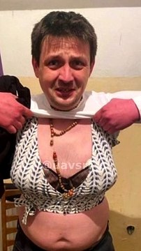 Мужчина переоделся в женскую одежду что бы перейти границу.