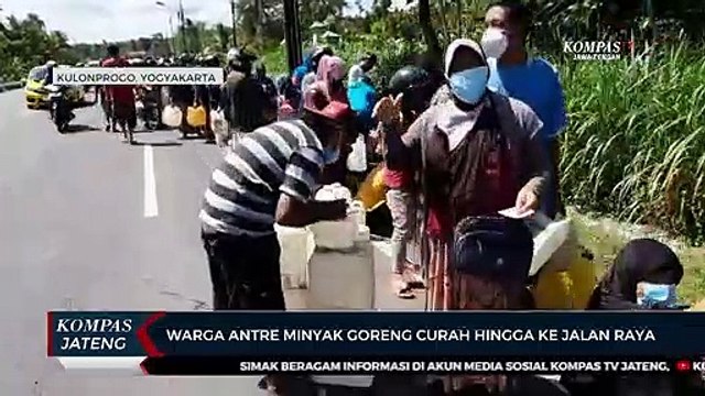 Warga Antre Minyak Goreng Curah Hingga ke Jalan Raya