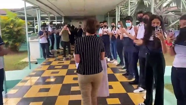 ext-Entre lágrimas, música y abrazos estudiantes despiden a la profe Rocío-050322