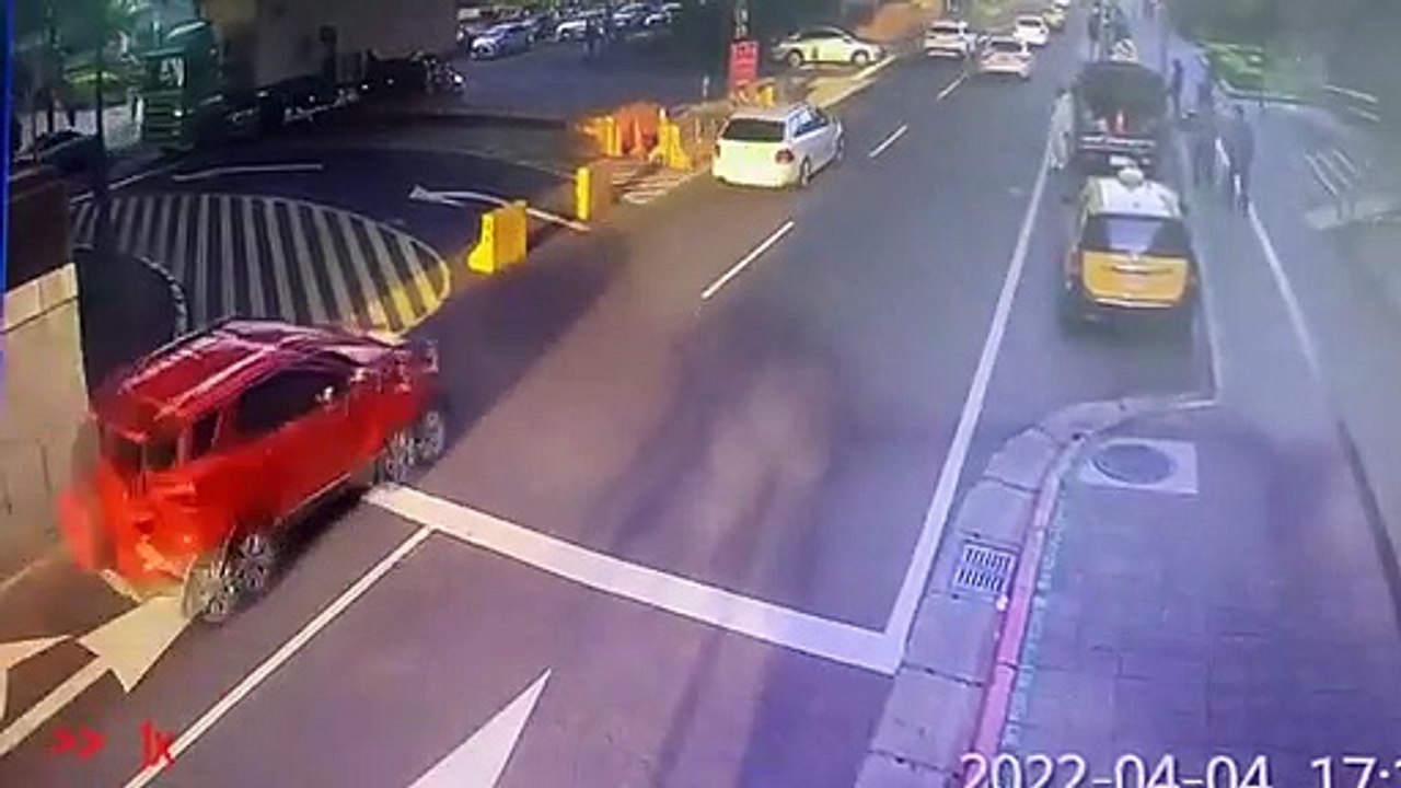 影／曳引車卡市民大道天橋釀回堵 粗心駕駛慘挨罰