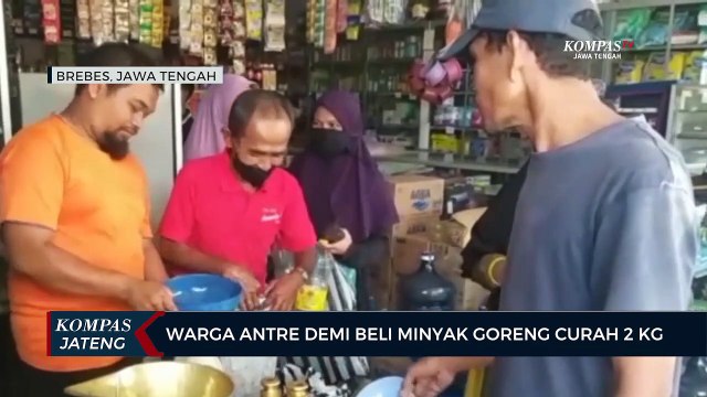 Warga Rela Antre Demi Beli Minyak Goreng Curah 2 Kilogram