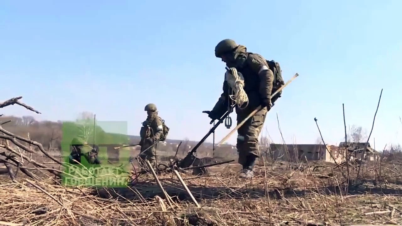 Russian Military Engineers clears mines
