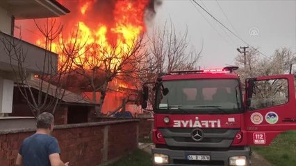 Tek katlı ev yangında kullanılamaz hale geldi