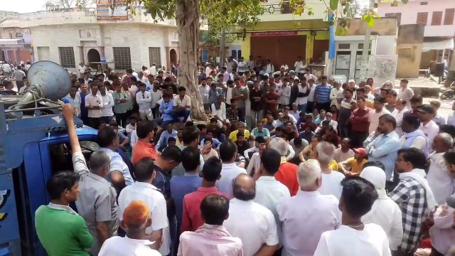 सरपंच बेटे की बॉडी से निकली तीन गोलियां, फायरिंग के विरोध में पूरा कस्बा बंद