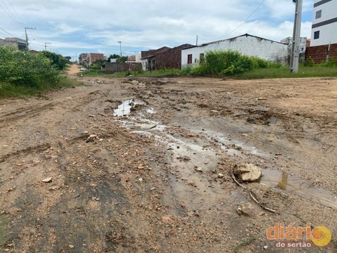 Esgoto estourado espalha lama e fedor insuportável em rua do bairro Cristo Rei, em Cajazeiras