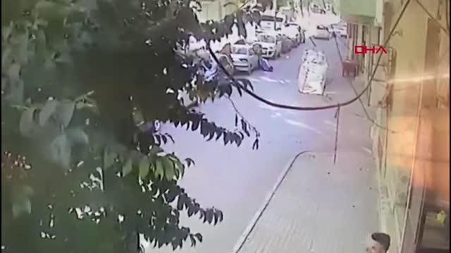 BAĞCILAR'DA 4 YIL ARAYLA ÇATIDAN DÜŞEN PARÇALAR AYNI ARACA HASAR VERDİ