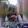 Sikap Anteng Kucing Ini saat Diajak Keliling Naik Motor Pakai Helm Viral di Sosial Media