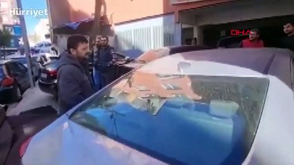 Bağcılar'da 4 yıl arayla çatıdan düşen parçalar aynı araca hasar verdi