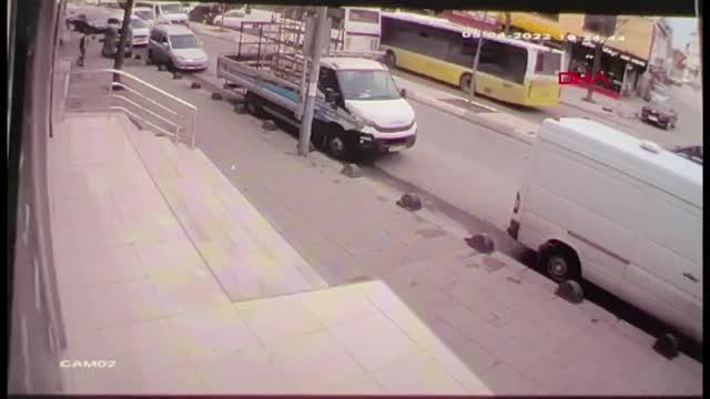SULTANBEYLİ'DE OTOBÜS ORTALIĞI BİRBİRİNE KATTI