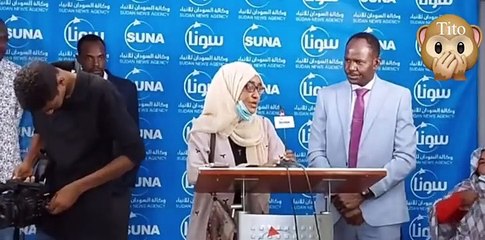 صحفية سودانية ترمي سياسيًا بحذائها