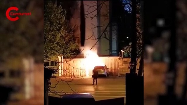 Rus büyükelçiliğinin kapısına çarpan araç yandı, sürücü öldü