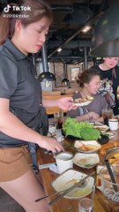 Thấy chú bảo vệ chỉ có hộp cơm trắng, cô gái liền lấy thức ăn đem cho