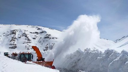 VAN-BAHÇESARAY YOLUNDA 5 METRELİK KAR TÜNELLERİ
