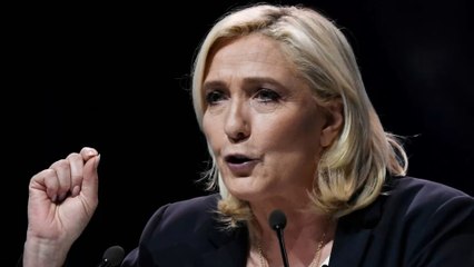 Le parallèle entre les "femmes voilées" et "les nazis" du président du RN stupéfait l'équipe de C à Vous