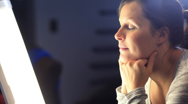 Dua Lipa révèle le secret improbable de sa peau de bébé... et ce n'est ni une crème, ni un sérum !