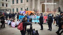 Desalojan una acción frente al Congreso que mancha las puertas del Congreso con 'sangre'