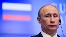 En direct à la télé, Poutine disparaît subitement de l'écran, remplacé par des chants populaires