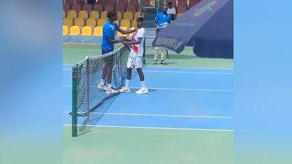 Tennis : battu, un jeune espoir français gifle son adversaire