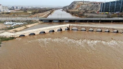 Türkiye'nin en uzun nehri, eriyen karlarla coştu