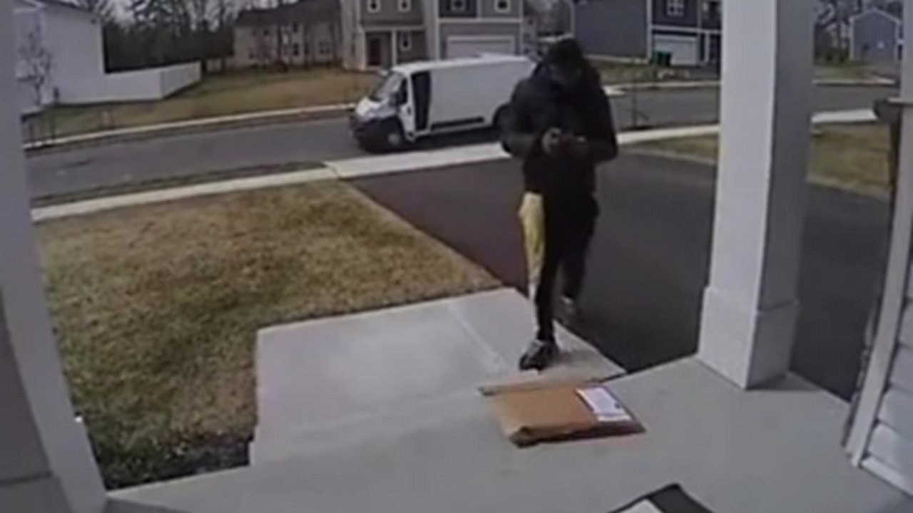 Un colis se cache tout seul sous un paillasson