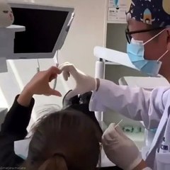 Une patiente pense que le dentiste veut faire un cœur avec elle