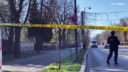 Carro embate em portão da embaixada russa em Bucareste