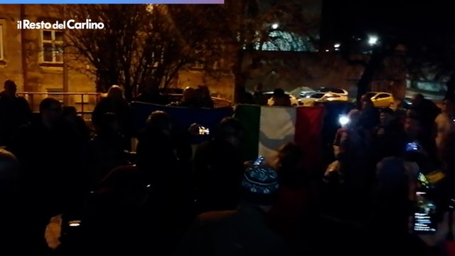 Ucraina, gli artisti del teatro di Kiev cantano l'inno italiano con i volontari di Ravenna